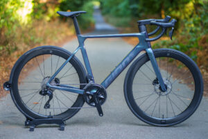 Giant Propel Advanced 1 105 DI2 Disc Aero Carbon Road Bike Medium Carbon Wheels